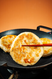锅中煎制的三个馅饼