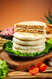 黑盘里堆叠的馅饼（展示内馅）