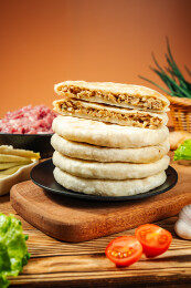 黑盘里堆叠的馅饼（展示内馅）