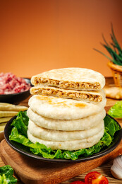 黑盘里堆叠的馅饼（展示内馅）