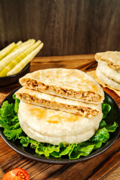 黑盘里堆叠的馅饼（展示内馅）