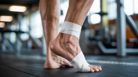 健身房中绑带包裹的脚踝特写