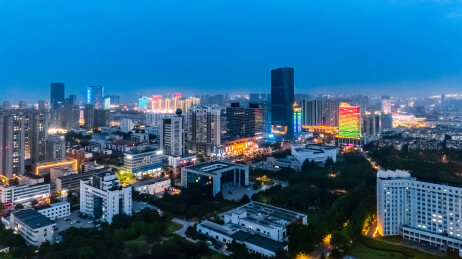 中国山东省日照市夜晚城区高楼大厦建筑