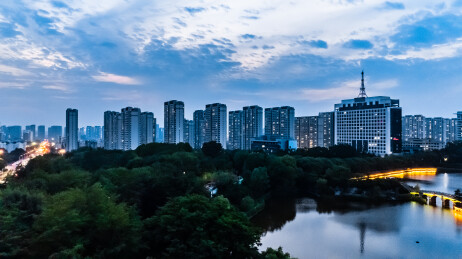 中国山东省日照市夜晚城区高楼大厦建筑
