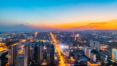 中国山东省日照市黄昏暮色城区高楼大厦建筑