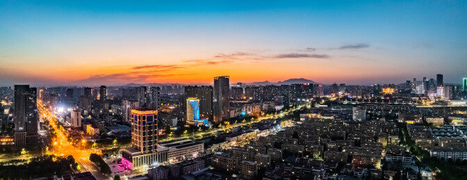 中国山东省日照市黄昏暮色城区高楼大厦建筑