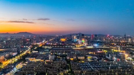 中国山东省日照市黄昏暮色城区高楼大厦建筑