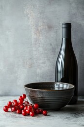 红酒瓶与红色浆果灰调