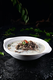草原风味砂锅奶汤炖羊杂