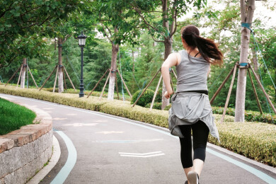 公园小路上的跑步者