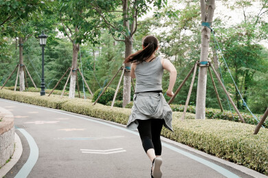 公园小路上的跑步者