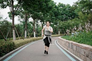 公园小路上的跑步者