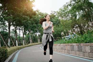 公园小路上的跑步者