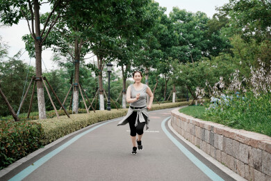 公园小路上的跑步者