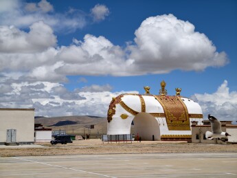 中国西藏纳木措圣象天门景区建筑