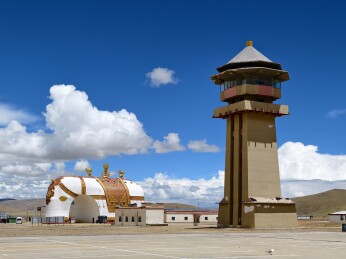 中国西藏纳木措圣象天门景区建筑