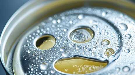 冰凉饮料铝罐特写水珠