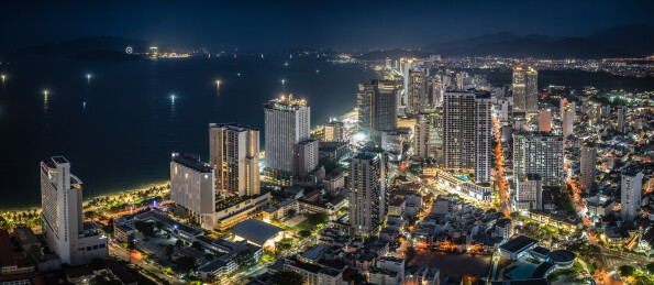 越南芽庄城市天际线海滨沙滩风光航拍夜景