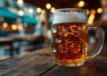 一杯啤酒静置木桌