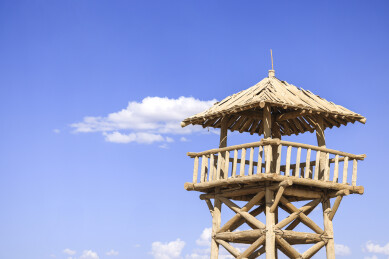 古代瞭望塔下的旷野晴空