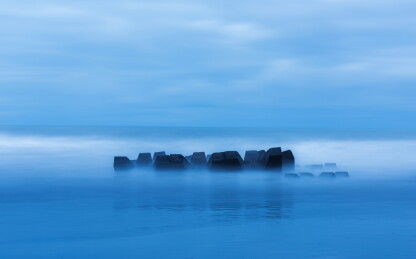 山东日照海边的风景，慢门下的海浪