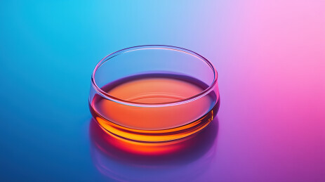 蓝色背景下的玻璃饮料特写镜头