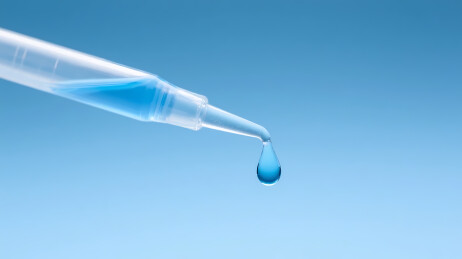 白蓝渐变滴管悬挂蓝液滴