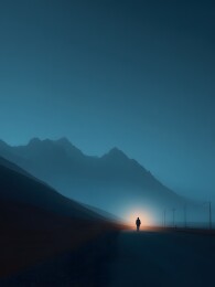 孤影远行山间路