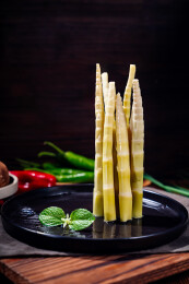 黑盘上的新鲜竹笋