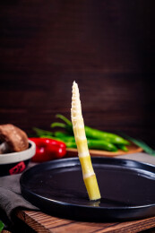 黑盘上的新鲜竹笋