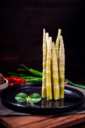 黑盘上的新鲜竹笋