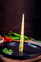 黑盘上的新鲜竹笋