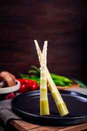 黑盘上的新鲜竹笋