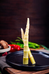 黑盘上的新鲜竹笋