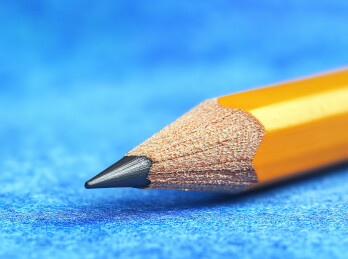 蓝色背景下彩色铅笔的特写镜头