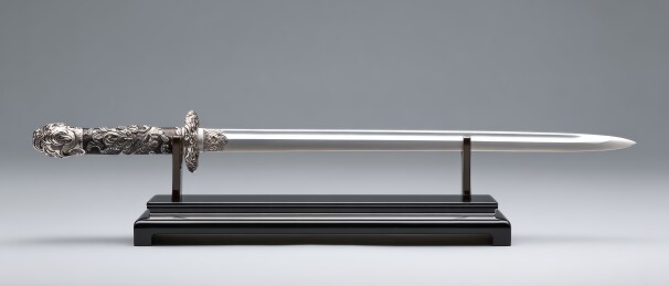 精美的银色宝剑展示