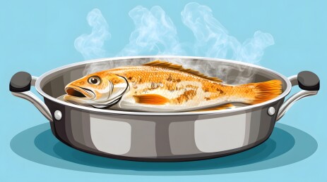 热锅中金黄煎鱼的诱人香气