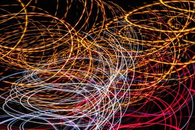 抽象曲线构图的彩色光线延时轨迹摄影