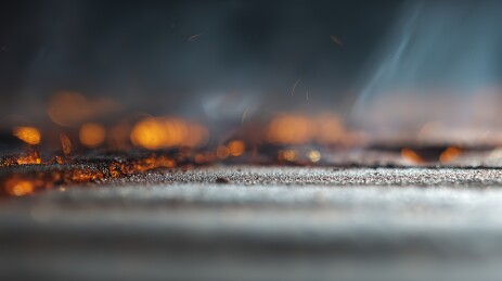 燃烧的木头灰烬弥漫着烟雾