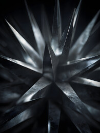 金属尖刺的光芒