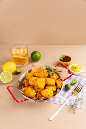桌上炸鸡块和饮料