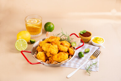 桌上炸鸡块和饮料