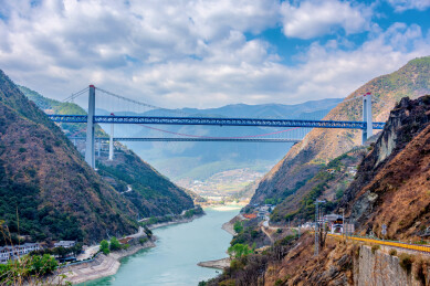 中国云南迪庆虎跳峡金沙江特大桥风光