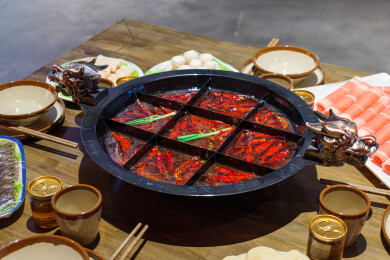 中式风格火锅店用餐场景