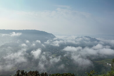 中国四川宜宾横江古镇云雾缭绕高山沟壑