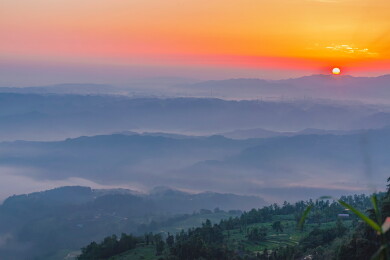 中国四川宜宾横江古镇山间晨雾缭绕日出美景