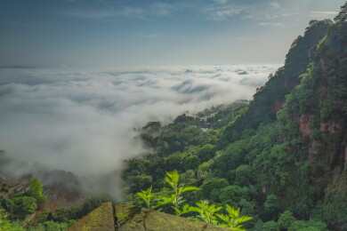 中国四川宜宾横江古镇晨雾缭绕田园村落