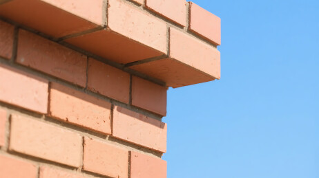 红砖墙建筑一角