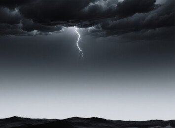 乌云密布的海平面