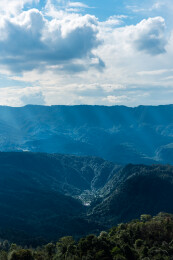 四川省雅安市蒙顶山景区丁达尔光线照进山坳